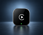 Adaptateur CarPlay Android Auto sans fil Plug & Play noir présenté sur fond studio bleu nuit.
