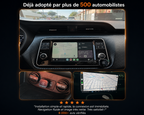 Adaptateur CarPlay et Android Auto sans fil installé dans une voiture avec écran multimédia affichant les applications de navigation et musique.
