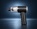 Aspirateur voiture sans fil 2-en-1 haute puissance noir présenté sur fond studio bleu nuit premium.