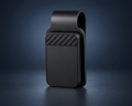 Clip pare-soleil support de lunettes pour voiture avec finition noire sur fond studio bleu nuit premium.