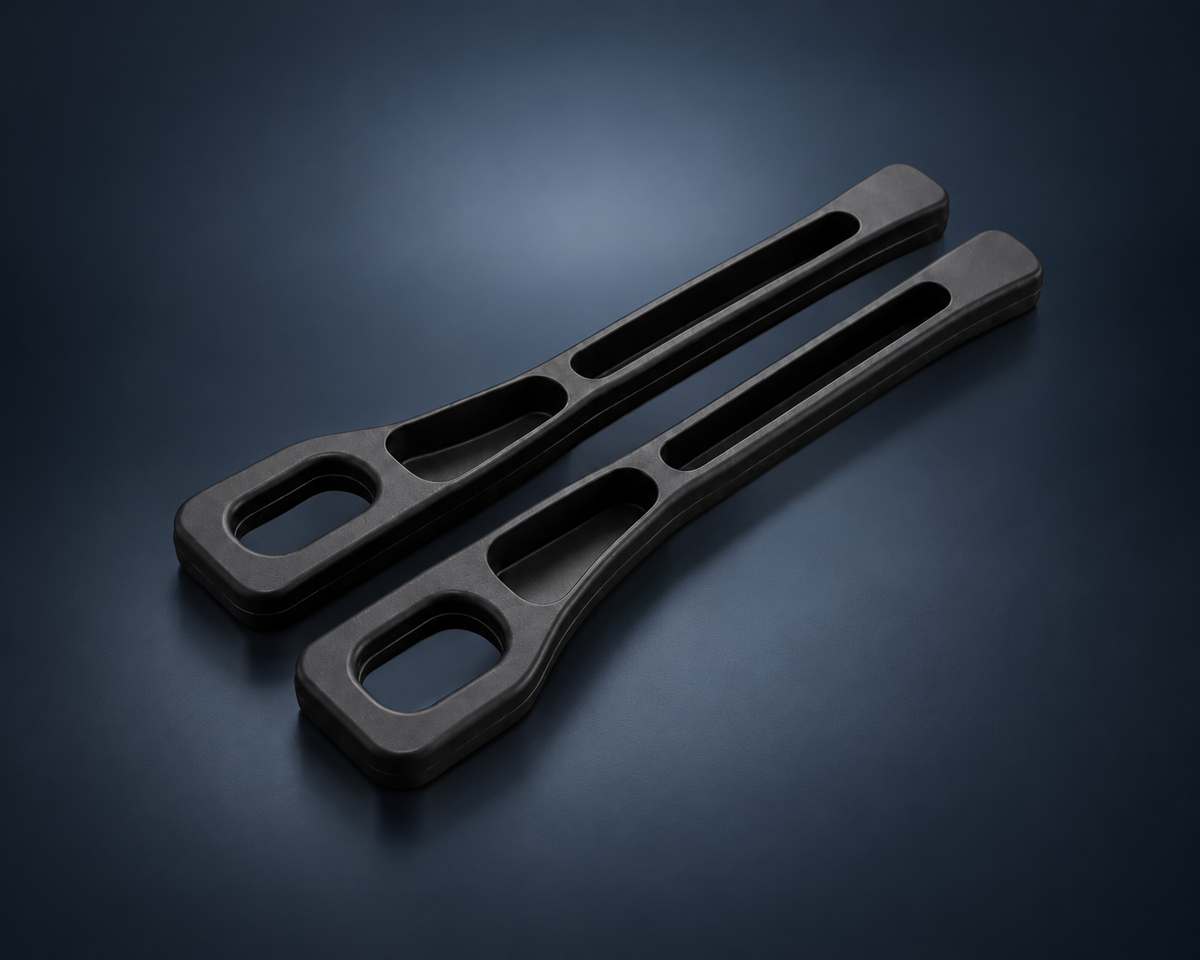 Combleur d’espace siège auto anti-chute noir présenté sur fond studio bleu nuit premium.