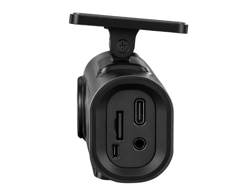 Installation de la caméra arrière d'une dashcam 4K sur un véhicule avec câble de connexion et position de montage.
