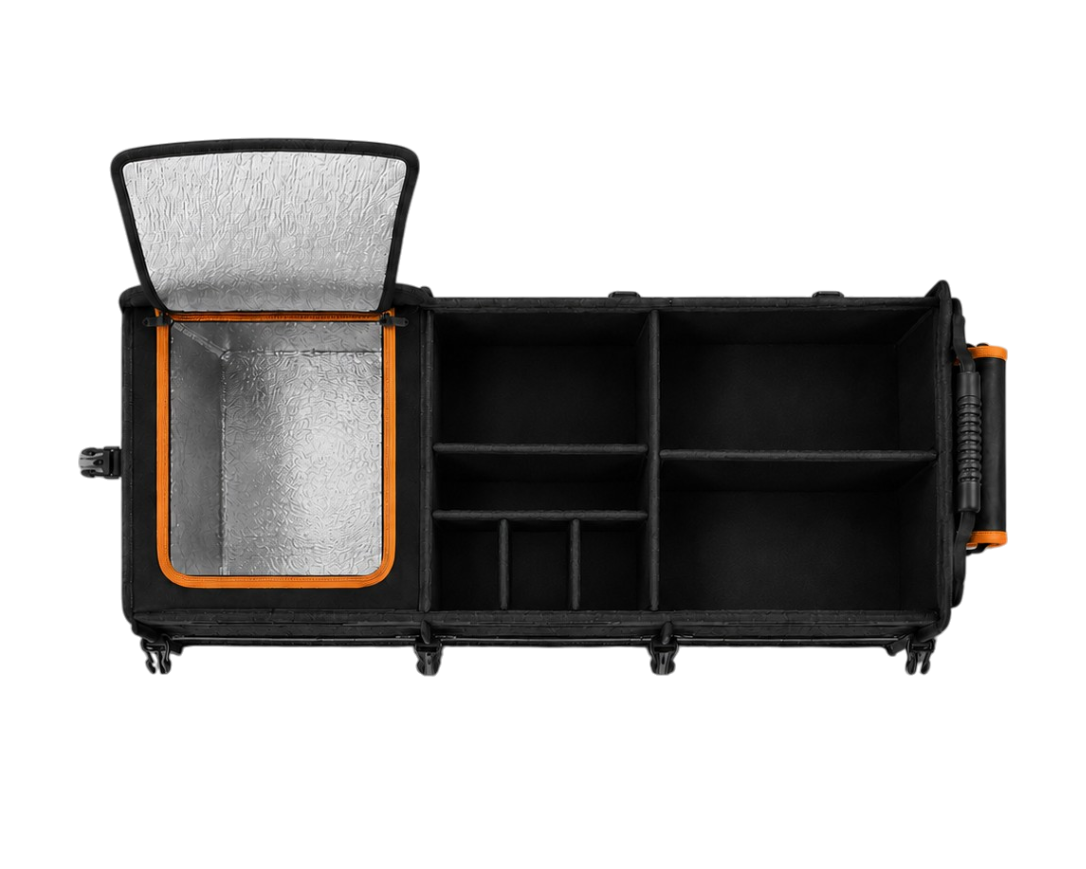 Organisateur de coffre voiture 140L pliable avec compartiments réglables, glacière intégrée et sangles de fixation dans un coffre de voiture.