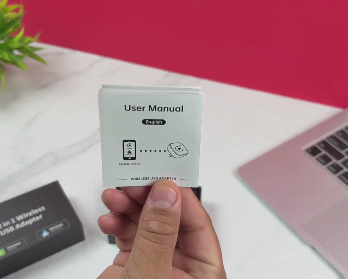Adaptateur CarPlay et Android Auto sans fil installé dans une voiture avec écran multimédia affichant les applications de navigation et musique.